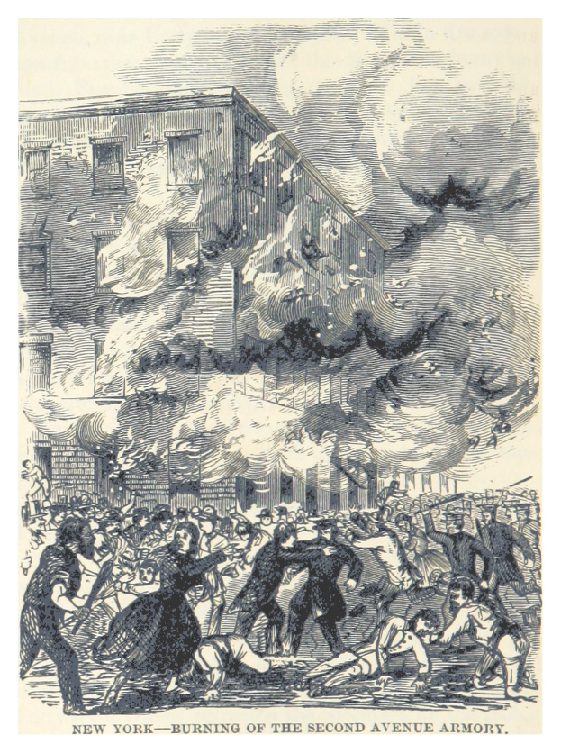 Ein Plakat zeigt das Second Avenue Armory in New York City in Flammen, mit einer Gruppe von Menschen davor und Rauch, der in den Himmel steigt; der Text unten lautet "New York - Brand des Second Avenue Armory."