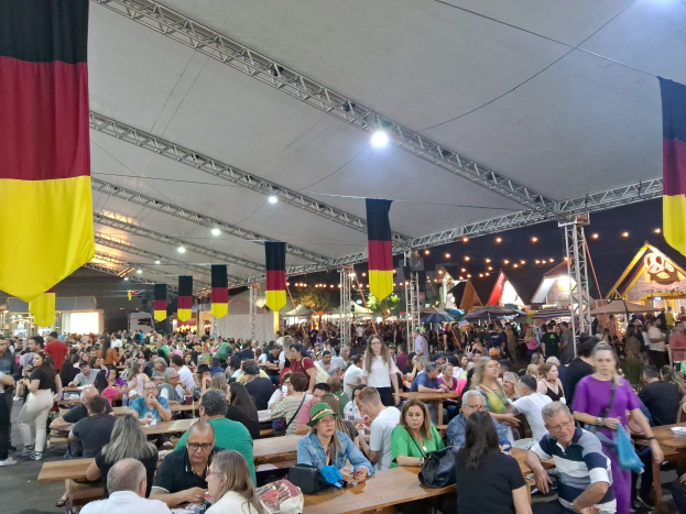 Münchner Schönheitschirurg lädt Kimmich und VIPs ein: Oktoberfest bekommt einen neuen Promi-Zelt