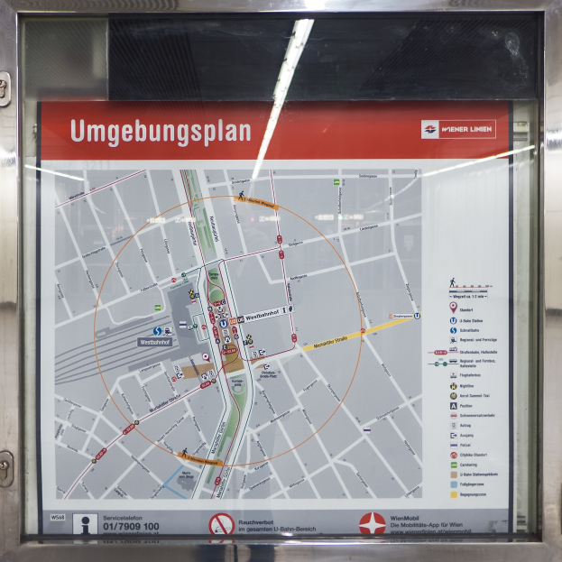 Eine detaillierte U-Bahn-Stationenkarte von München, Deutschland, auf einer Glaswand angezeigt, die einen umfassenden Routenüberblick der Stadt zeigt.