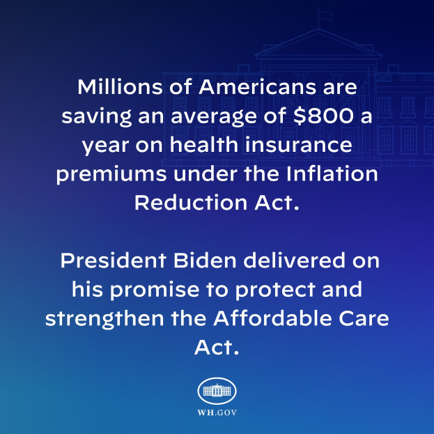 Blauer Hintergrund mit weißer Schrift, die besagt, dass Millionen von Amerikanern durchschnittlich 800 USD pro Jahr an den Gesundheitsversicherungsprämien unter dem Inflation Reduction Act sparen, mit einem Logo daneben.