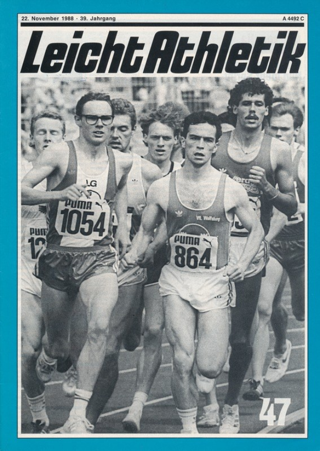 Schwarzes und weißes Foto einer Gruppe von Männern, die auf einer Laufbahn laufen, mit dem Text "Leicht Athletik Magazine - November 1988" oben.