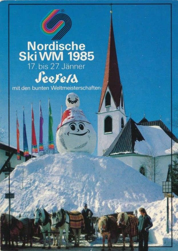 Plakat für die Nordischen Ski-Weltmeisterschaften 1985 in Seefeld, Schweiz, das eine schneebedeckte Landschaft mit Skifahrern, Pferden, Flaggen, Gebäuden, Tannen und Text zeigt.