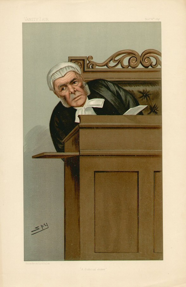 Alter Mann in schwarzer Robe und weißer Mütze sitzend an Holzpult mit Buch betitelt "Ein Richter" davor.