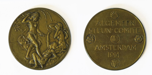 Eine goldene Medaille mit dem Bild eines Mannes und einer Frau, darauf eingraviert: "Algemeen Steun Comite Amsterdam 1914", vor einem weißen Hintergrund.
