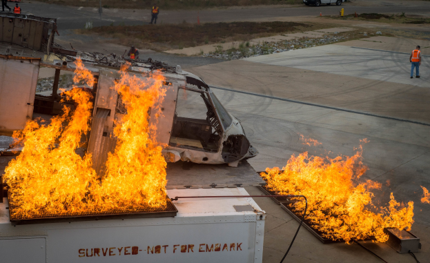 Flugzeug auf dem Flughafen tarmac in Flammen