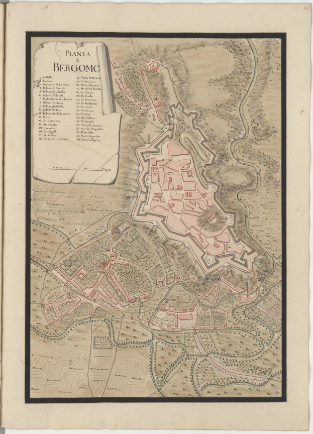 Ein altes Buch mit einer detaillierten Karte von Bergamo, Italien, das Straßen, Gebäude und Sehenswürdigkeiten zeigt, sowie Text über die Bevölkerung, Geschichte und Kultur der Stadt.