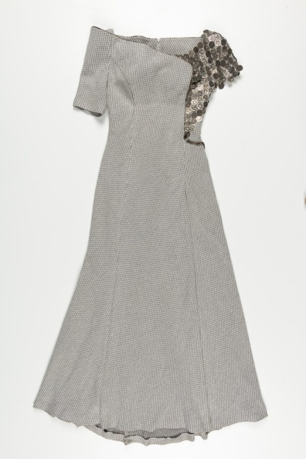 Schwarzes und weißes Knie-langes Kleid mit Pailletten, engem Oberteil und vollem Rock auf einem weißen Hintergrund.