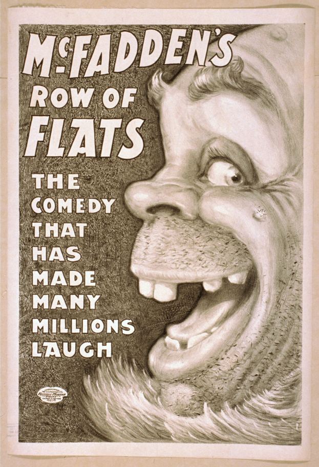 Plakat eines lachenden Menschen mit wilden Haaren, weit aufgerissenen Augen und einem breiten Grinsen vor einem hellgelben Hintergrund, mit der Aufschrift "McFadden's Row of Flats: Die Komödie, die viele Millionen zum Lachen gebracht hat."