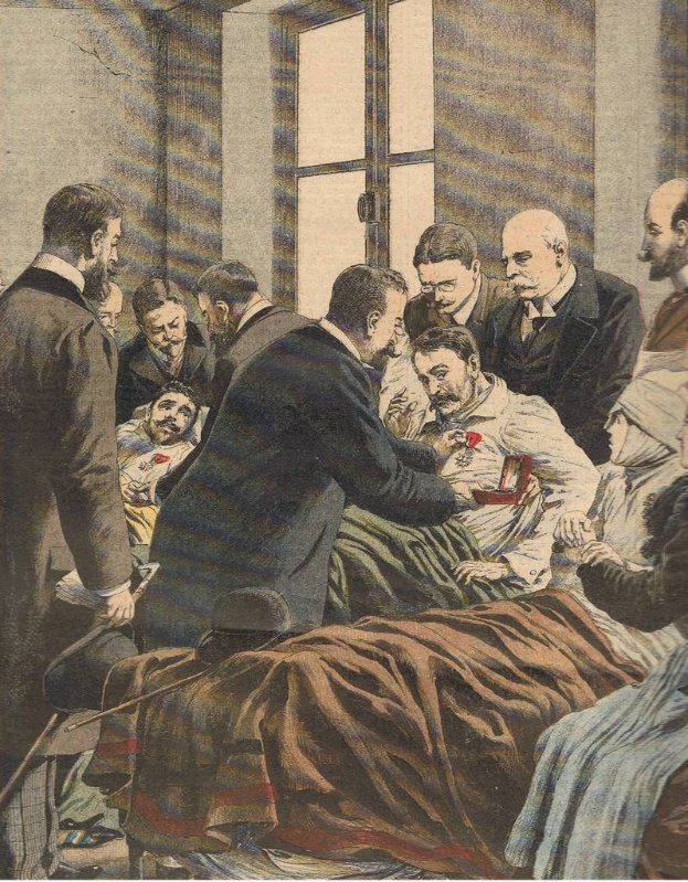 Eine Gruppe von Menschen steht um einen Mann in einem weißen Laborkittel und Stethoskop herum, der auf einem Bett in einem Raum mit einem Fenster liegt, mit dem Text "STERBEN DES KÜNSTLERS IN PARIS" unten.