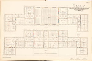 Ein aufgeschlagenes Buch mit einem detaillierten Grundriss des Berliner Olympia-Gymnasiums, das mit beschrifteten Räumen, Gängen, Fenstern und Türen sowie begleitendem Text versehen ist.