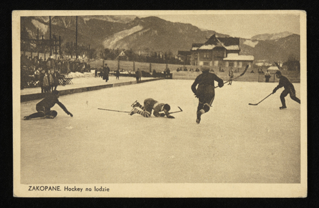 Altes Schwarz-Weiß-Foto von Menschen, die Hockey auf einem Eisstadion spielen, mit Gebäuden, Bäumen, Pfählen und Bergen im Hintergrund, mit Text unten.