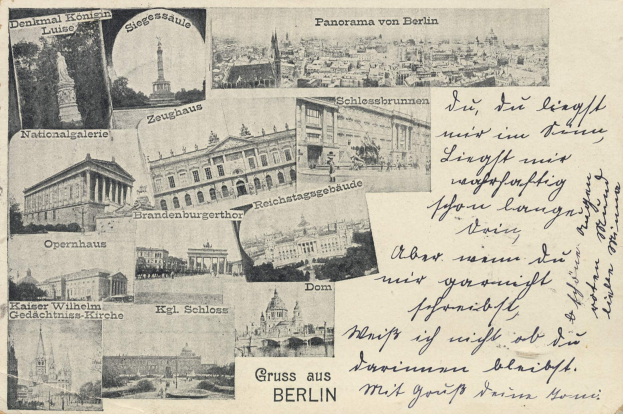 Eine alte Postkarte mit mehreren Abbildungen von Berlin, darunter Gebäude, Bäume und eine Statue, mit handgeschriebener Text auf der Rückseite.