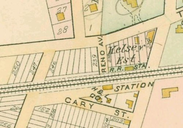 Alte Stadtkarte mit zahlreichen Gebäuden, nummerierten Grundstücken und Text, der als 'Land zur Verfügung' am unteren Rand bezeichnet ist.