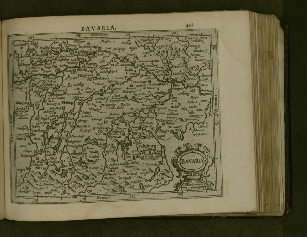 Offenes Buch mit detaillierter Karte von Bayern, das Städte, Dörfer und begleitenden Text zeigt.