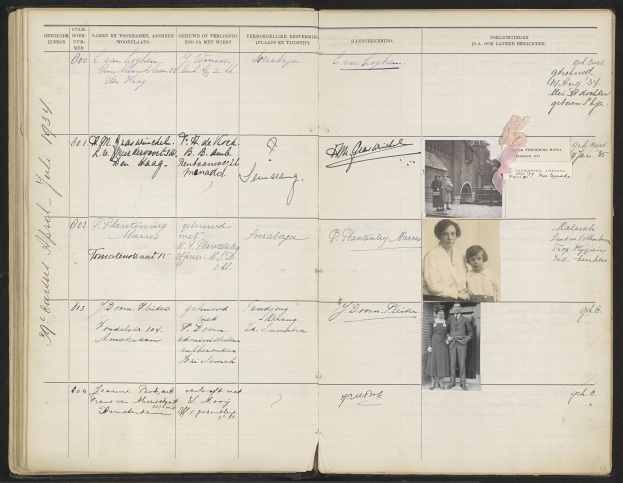 Schwarzes und weißes Familienfoto auf einem offenen Buch mit Text und Bildern von Menschen.