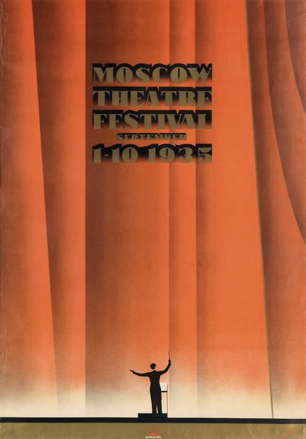 Plakat für das Moskauer Theaterfestivals 1935 mit einer Person vor einem Vorhang