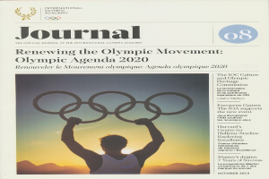 Eine Person in einem weißen Hemd und blauen Shorts hält die Olympischen Ringe und steht vor einem Blatt Papier mit den Worten "Olympische Bewegung erneuern" und "Olympisches Agenda 2020" unter einem hellblauen Himmel mit weißen Wolken und Sonnenlicht.