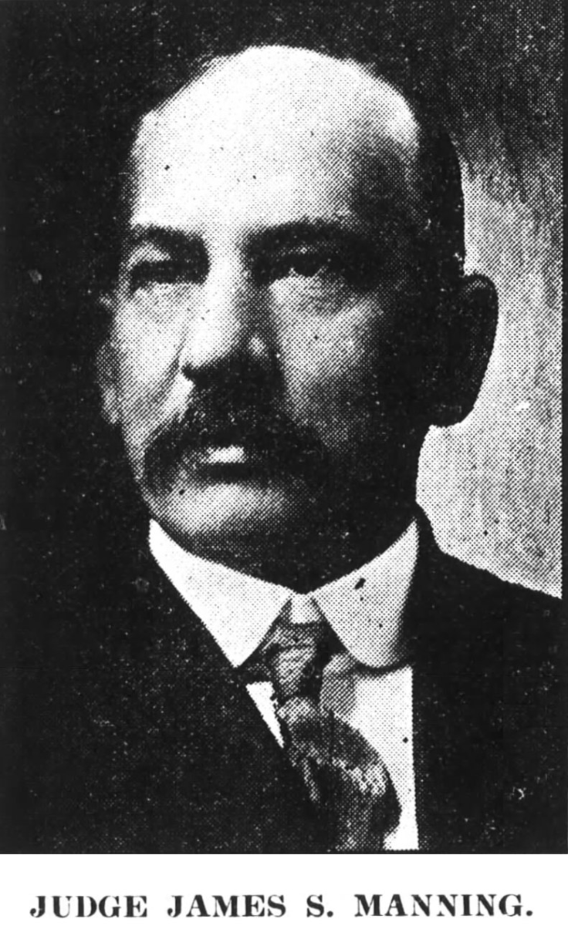 Schwarß-weißes Porträt von Richter James S. Manning in einem Anzug und Krawatte mit Text unten, der "Richter James S Manning" lautet.