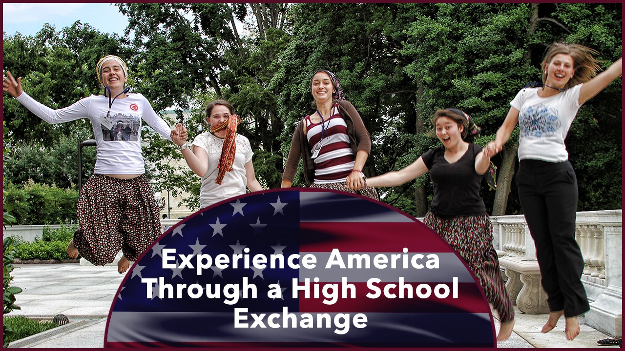 Gruppe von Frauen, die draußen mit strahlenden Gesichtern springen, umgeben von Grün und einem klaren blauen Himmel, mit Text unten, der "Erlebe Amerika durch einen High School Austausch" lautet.