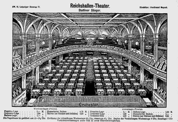 Schwarz-weiß-Zeichnung des Reichshallen Theaters in Berlin, Deutschland, die das Auditorium mit Sitzreihen, Säulen und einer Decke zeigt, mit Text unten.