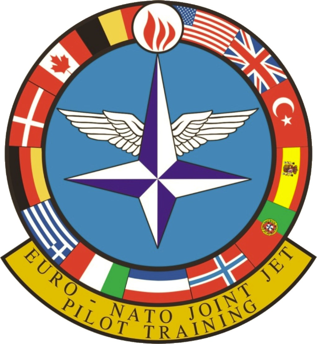 Logo der NATO Joint Jet Pilot Training mit einem blauen Kreis mit einem weißen Stern, umgeben von vier farbigen Flaggen, und dem Text "NATO Joint Jet" in Weiß.