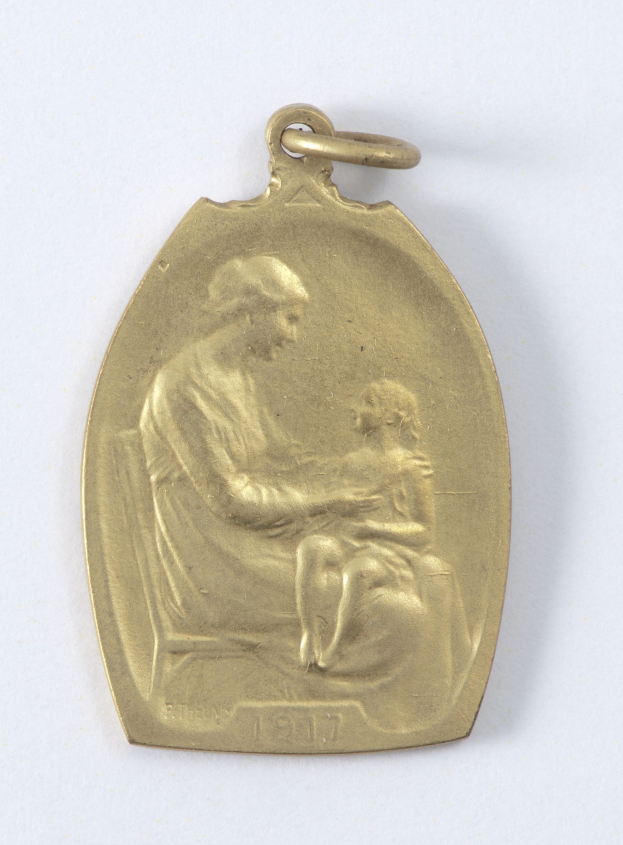 Goldmedaille mit Relief einer Frau in Weiß mit Haarknoten, die ein Kind hält, beide schauen sich zärtlich an, Inschrift: 'Mutter und Kind.'