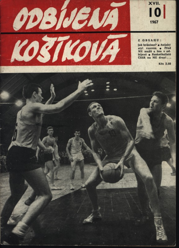 Ein Schwarz-Weiß-Foto einer Gruppe von Männern, die Basketball auf einem Court spielen, wobei einer einen Ball hält und oben und unten Text mit "Odžiena Kostkova" Bänden 10 bis 28 aufgeführt ist.