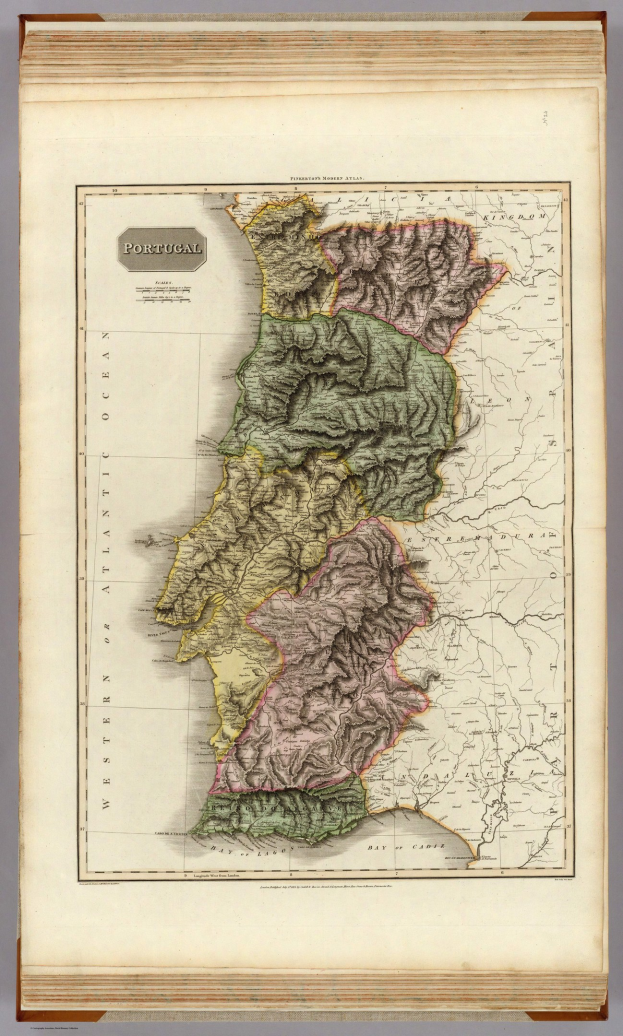 Ein altes Buch mit einer detaillierten Karte der portugiesischen Regionen auf dem Cover, begleitet von erklärendem Text.