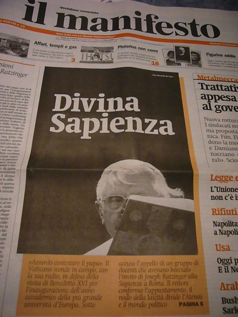 Eine Zeitung mit sichtbarem Text in der Mitte des Bildes.