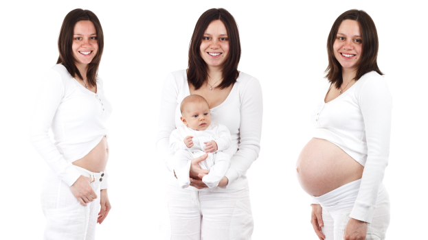 Drei strahlende schwangere Frauen, eine hält ein Baby, vor einem hellen weißen Hintergrund.