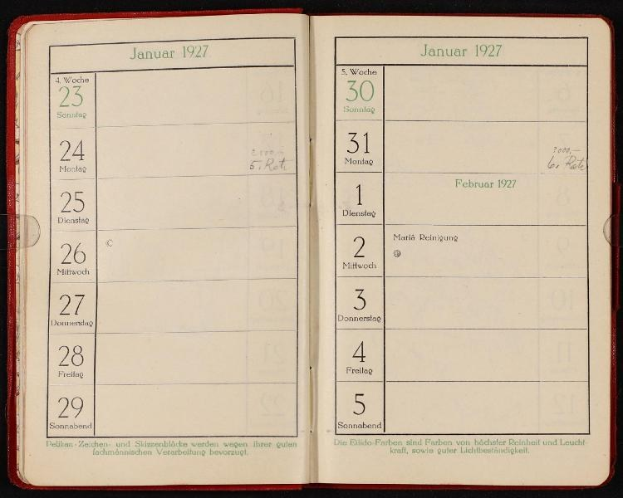 Offenes deutsches Tagebuch aus dem Jahr 1927 mit handgeschriebenen Zahlen und Text, auf einem offenen Buch gegen einen dunklen Hintergrund gelegt.