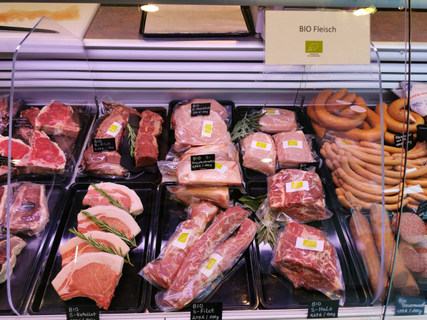 NORMA senkt Preise bei Fleischsortiment um bis zu 26% ab März / Rabatte auf Produkte wie Frikadellen, Curry-Wurst, Minutenteaks und andere gegrillte Produkte