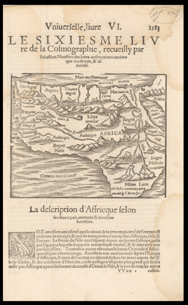 Ein altes Buch mit einem schwarzen Hintergrund, das eine detaillierte Karte von Afrika zeigt, einschließlich geografischer Merkmale wie Berge, Flüsse und Städte, mit begleitendem Text, der weitere Informationen bereitstellt.