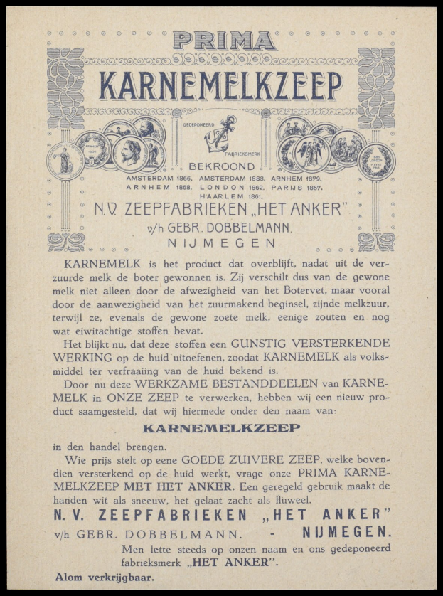 Werbung für Prima Karne Melkzeep mit fetter Schrift in einem dekorativen Rahmen, zeigt Bilder von einem Mann und einer Frau in traditioneller niederländischer Kleidung vor einem hellblauen Hintergrund.