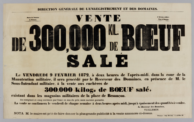 Anzeige auf Papier mit der Aufschrift "Vente de 300,000 Kil Kil de Boeuf Sale" an einer Wand angeheftet.