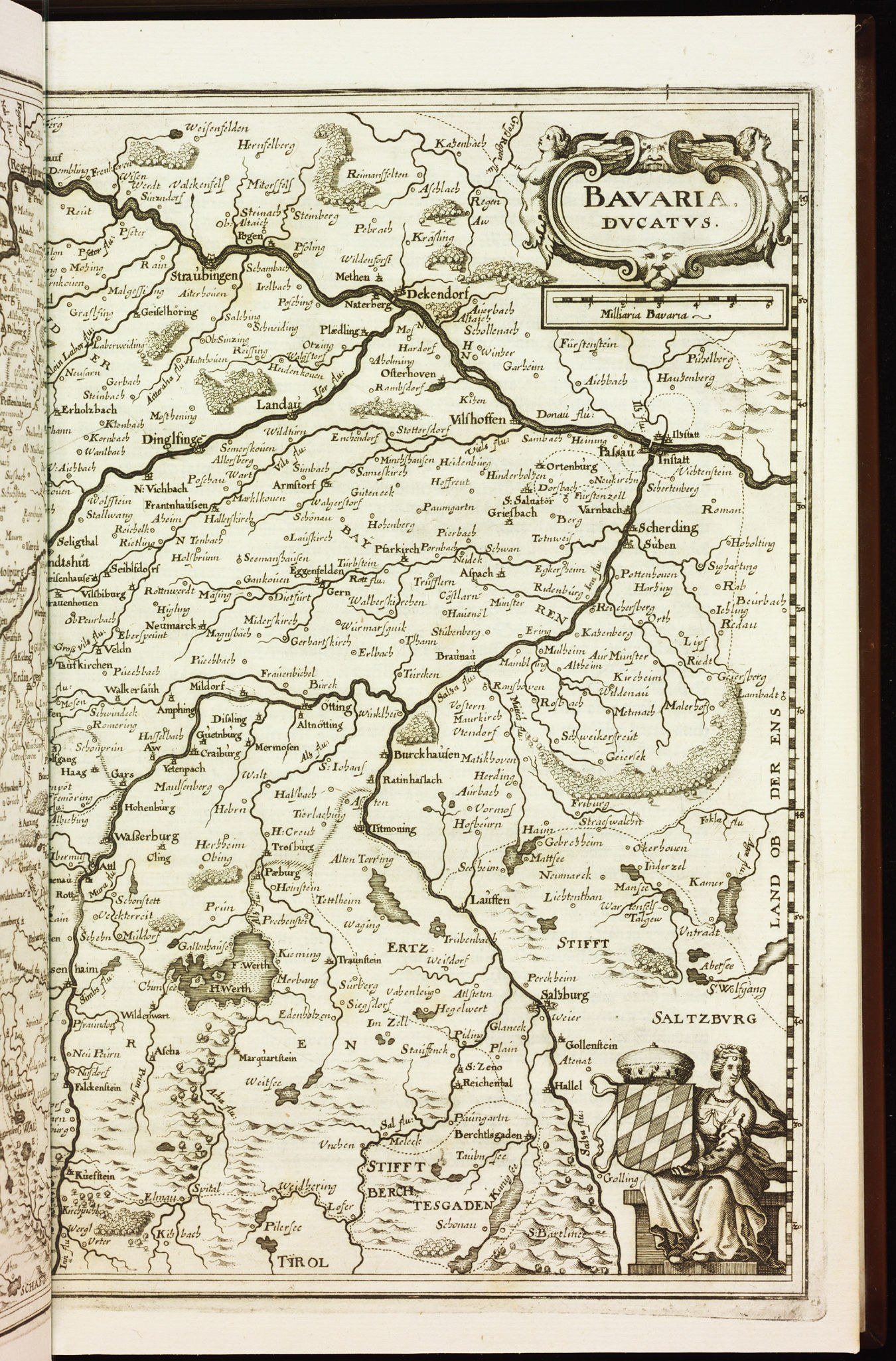 Ein aufgeschlagenes Buch mit einer detaillierten Karte von Bayern mit beschrifteten Städten, Dörfern, Flüssen und geografischen Merkmalen.