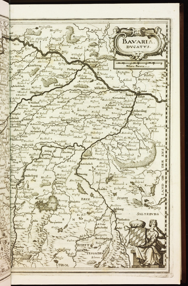 Ein aufgeschlagenes Buch mit einer detaillierten Karte von Bayern mit beschrifteten Städten, Dörfern, Flüssen und geografischen Merkmalen.