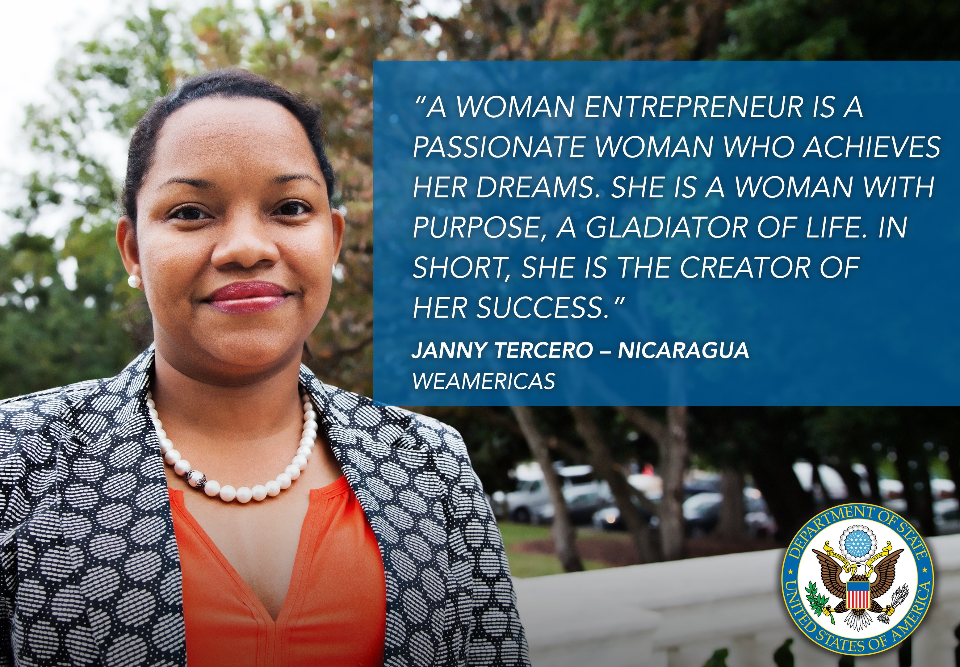 Eine Unternehmerin in Schwarz-Weiß-Jacke und orangefarbenem Kleid steht vor Bäumen, Fahrzeugen und dem Himmel, mit einem Logo und Text über ihren Zweck und Erfolg auf der rechten Seite.