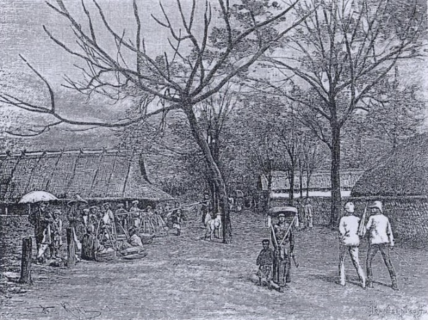 Schwarze und weiße Zeichnung von Menschen in traditioneller Kleidung, die eine Straße in einem Dorf in den frühen 1900er Jahren entlanggehen, mit Bäumen und Hütten im Hintergrund und einigen mit Schirmen.