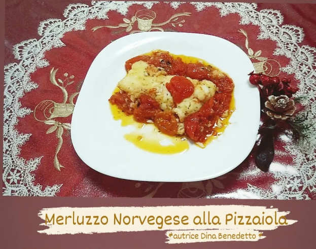 Ein Teller Merluzzo norvegese alla pizzaiola, ein traditionelles italienisches Gericht, auf einem Tisch mit einer Decke, mit Text am unteren Rand.