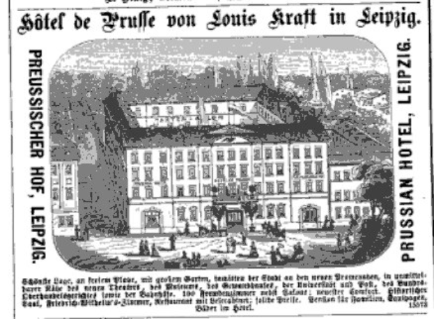Schwarze und weiße Anzeige für ein Hotel in Leipzig, Deutschland, das sein Gebäude, umgebende Bäume und Menschen zeigt, begleitet von beschreibendem Text.