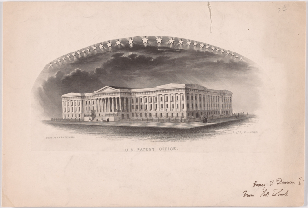 Eine Zeichnung des U.S. Patent Office in Washington, D.C. mit ein paar Menschen davor, die handgeschriebene Wörter und Zahlen auf dem Papier haben.