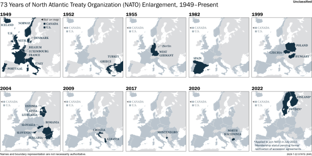 Eine Karte, die die 73-jährige Erweiterung der Nordatlantischen Vertragsorganisation (NATO) von 1949 bis heute zeigt, unterteilt in Regionen, die verschiedene Jahre der Erweiterung darstellen, mit erklärendem Text oben.