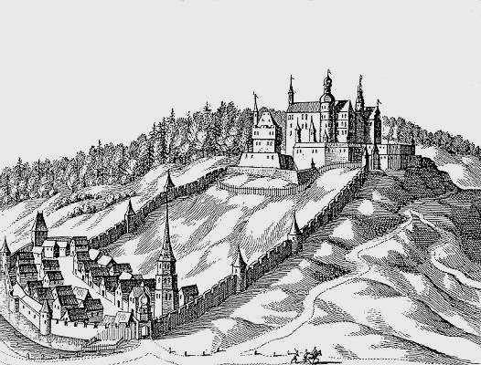 Schwarz-weiß-Zeichnung von Schloss Königsberg in Deutschland, das auf einem Hügel umgeben von Bäumen thront, mit der Beschriftung "Schloss Königsberg in Deutschland" unten.