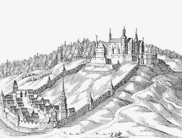 Schwarz-weiß-Zeichnung von Schloss Königsberg in Deutschland, das auf einem Hügel umgeben von Bäumen thront, mit der Beschriftung "Schloss Königsberg in Deutschland" unten.