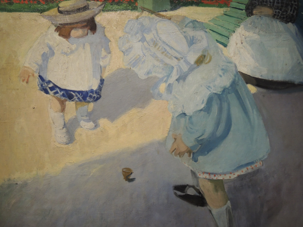 Malerei von zwei Kindern in bunten Kleidern und Hüten, die in einem sonnendurchfluteten Park mit grünem Gras und bunten Blumen spielen, wobei eines der Kinder ein Objekt hält.