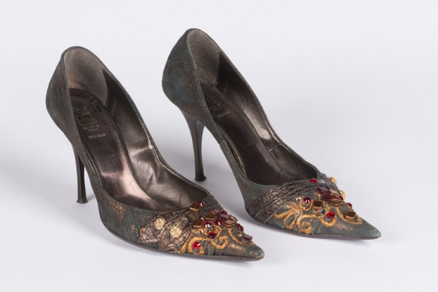 Suki Waterhouse's Jimmy Choo Heels Whisperen Romance bei Women Power