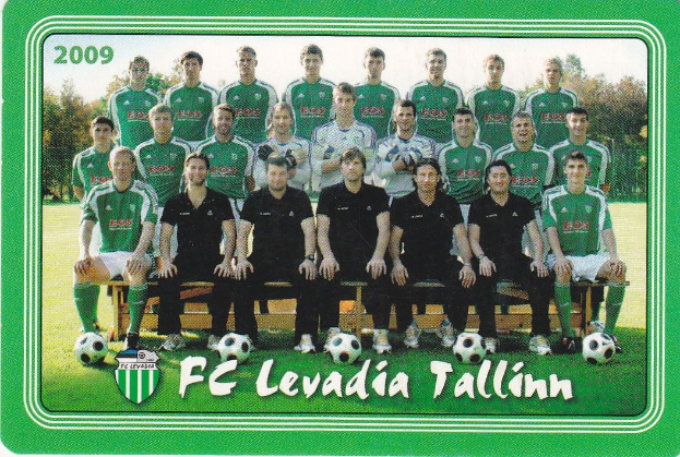 Ein Plakat der FC Levadia Tallinn Mannschaft mit einer Gruppe von Menschen im Vordergrund, Füßbällen auf dem Boden, Bäumen und einem klaren blauen Himmel im Hintergrund und Text mit einem Logo unten.