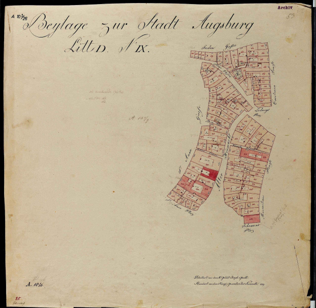 Ein altes Buch mit einer detaillierten Karte von Augsburg, Deutschland, das Straßen, Gebäude und Sehenswürdigkeiten zeigt und von Text begleitet wird, der zusätzliche Informationen bietet.