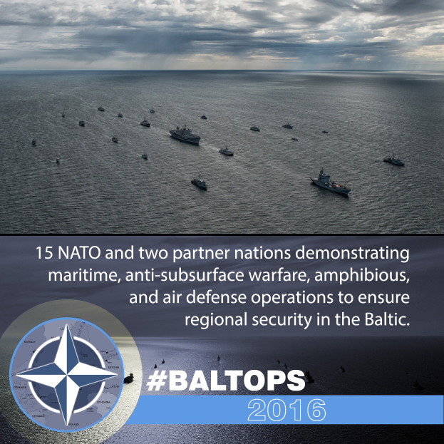 Gruppe von Schiffen auf dem Wasser mit bewölktem Himmel, Text und Logo unten mit der Aufschrift "15 NATO und zwei Partnerländer demonstrieren maritime, anti-unterwasserkriegsführende, amphibische und Luftverteidigung Operationen, um die regionale Sicherheit im Baltikum zu gewährleisten."
